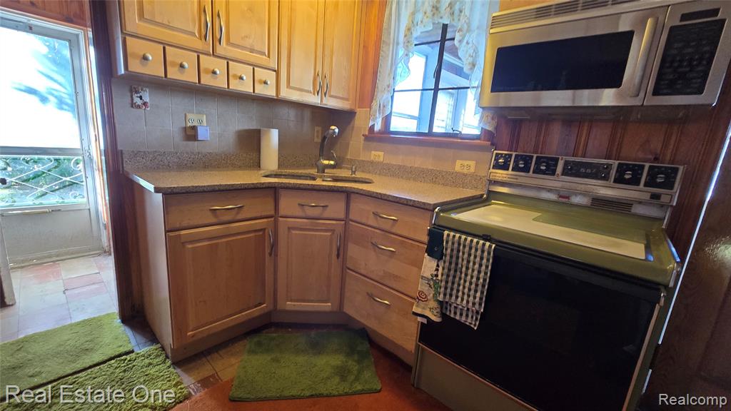 9743 Beverly Drive, Pinckney, MI — Photo 16
