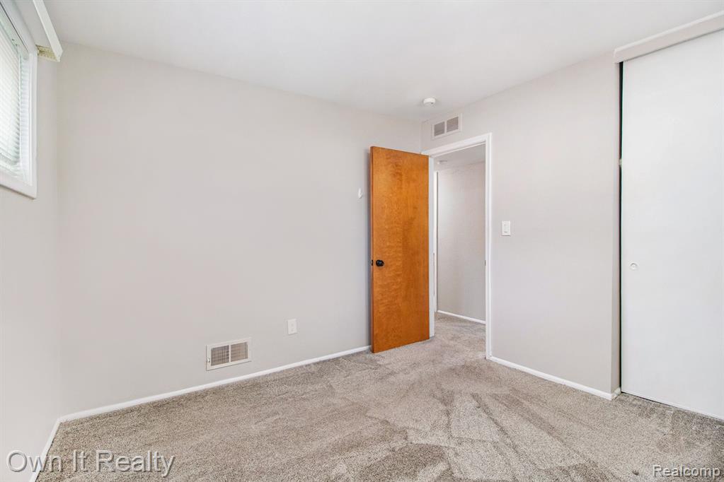 4992 MCKINLEY Street, Dearborn Heights, MI 48125 — Photo 16