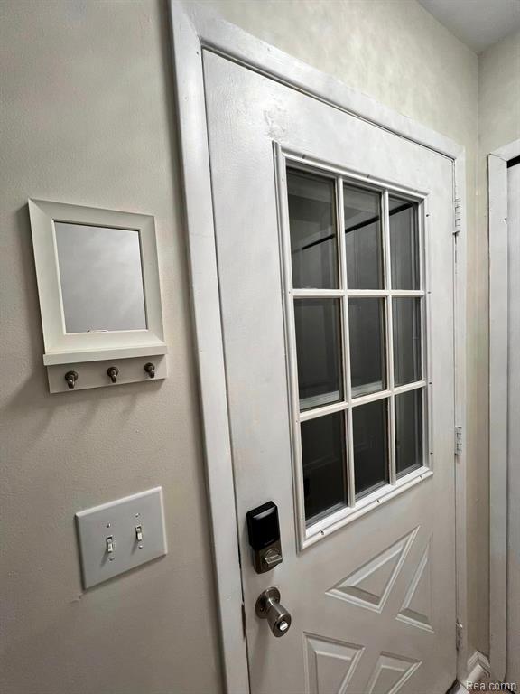 354 NEPTUNE Drive, Walled Lake, MI 48390 — Photo 2