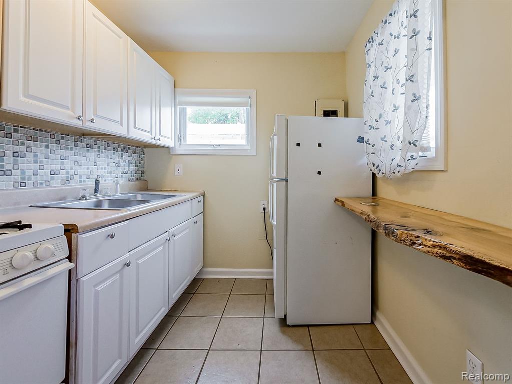 654 HICKORY unit 2 Street, Milford, MI 48381 — Photo 7