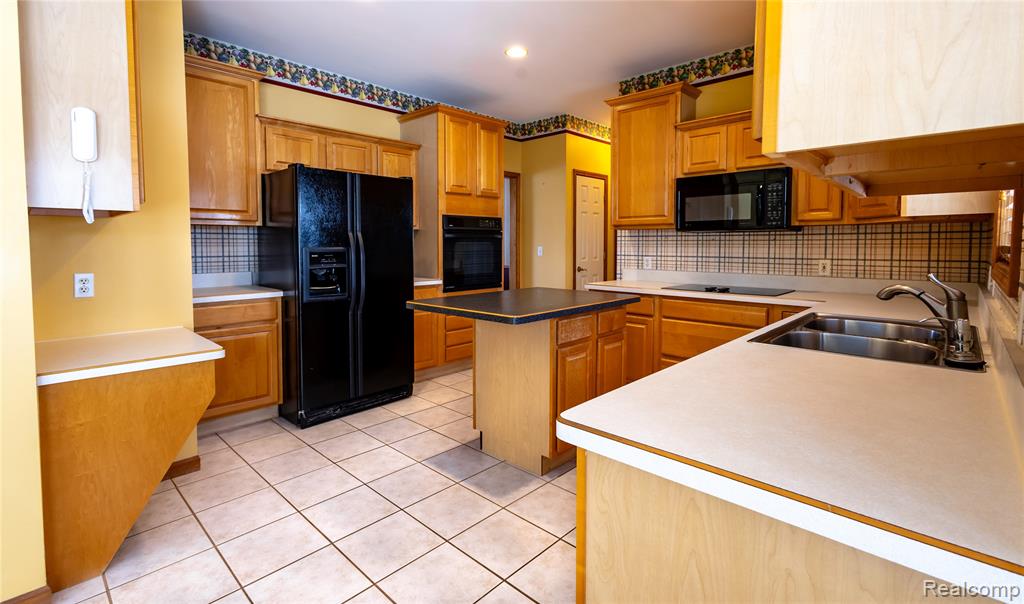 26720 Whispering Willows Drive, New Boston, MI 48164 — Photo 17