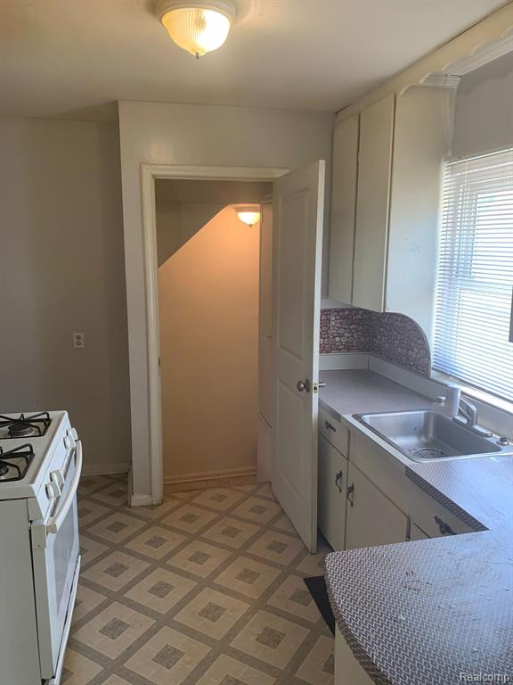 6110 GREENVIEW Avenue, Detroit, MI 48228 — Photo 4