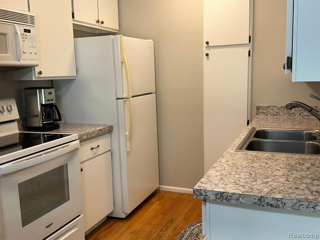 424 W ROCKWELL Street, Fenton, MI 48430 — Photo 17