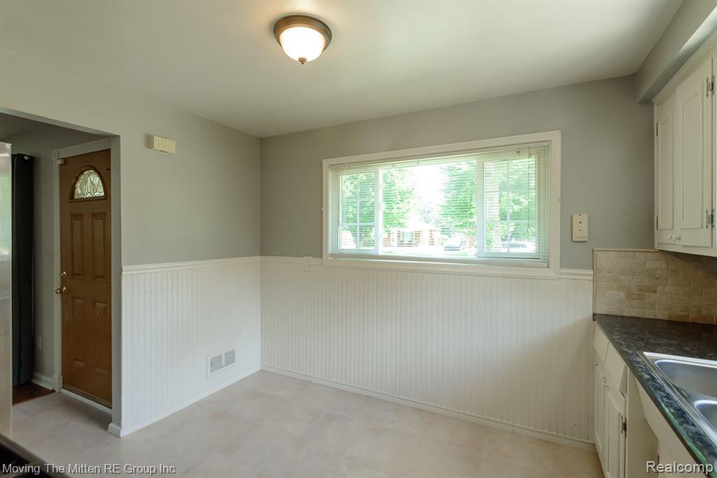 4666 ROOSEVELT Boulevard, Dearborn Heights, MI 48125 — Photo 8