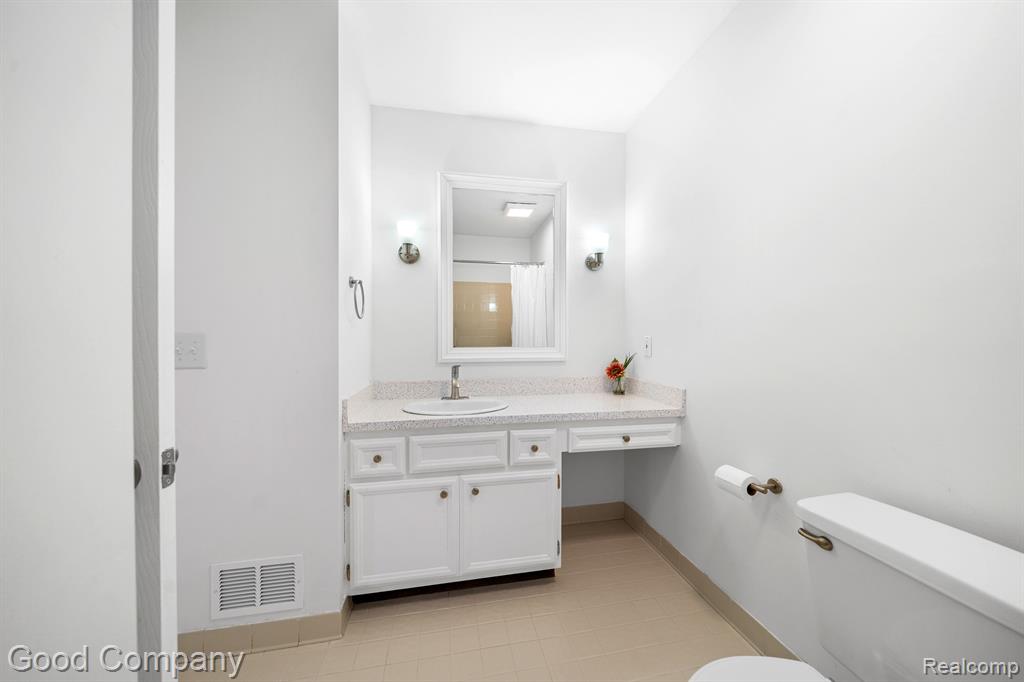 2068 Hidden Meadows Drive, unit D, Walled Lake, MI 48390 — Photo 14