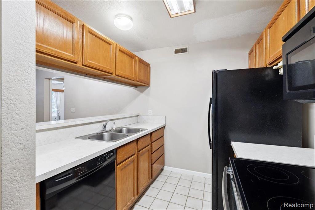 1137 CURZON Court, 101, Howell, MI 48843 — Photo 12