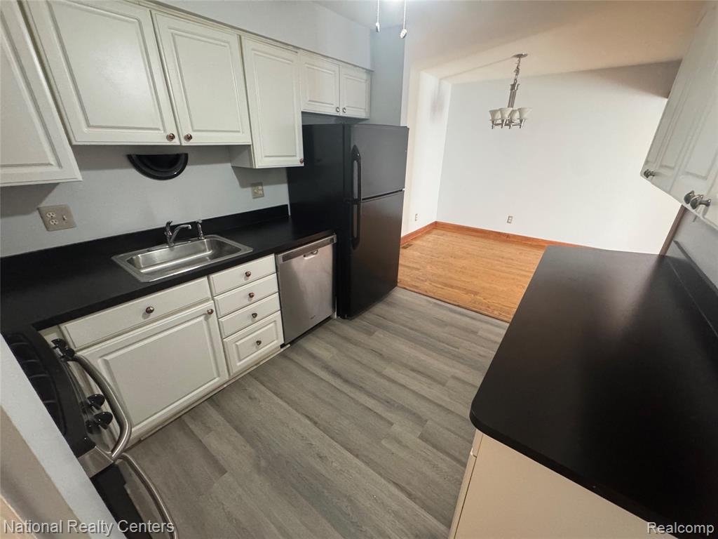 8514 Hampshire Drive, Sterling Heights, MI 48313 — Photo 7