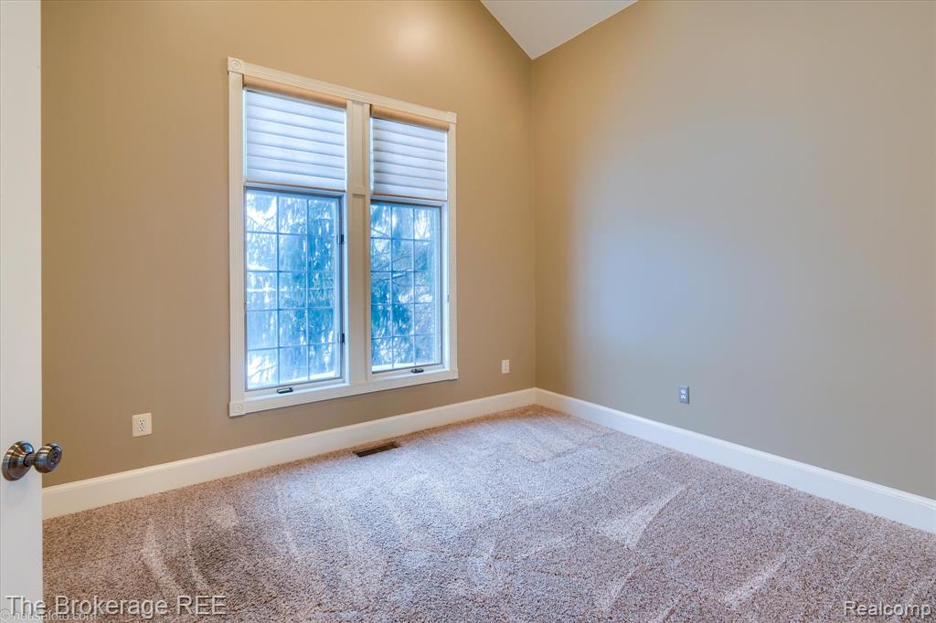 5475 Woodfield Parkway, Grand Blanc, MI 48439 — Photo 22