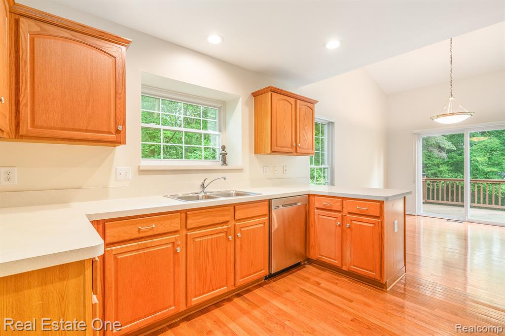 41498 HAGGERTY WOODS Court, #8, Canton, MI 48187 — Photo 17