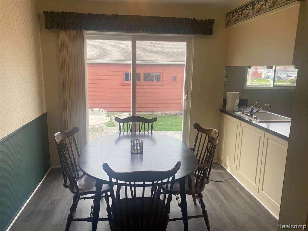 6840 CRESTWOOD Street, Dearborn Heights, MI 48127 — Photo 11