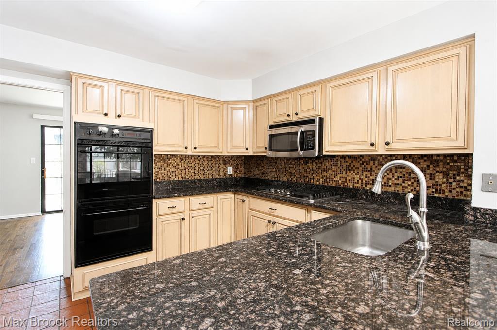7139 Creeks Crossing, West Bloomfield, MI — Photo 19