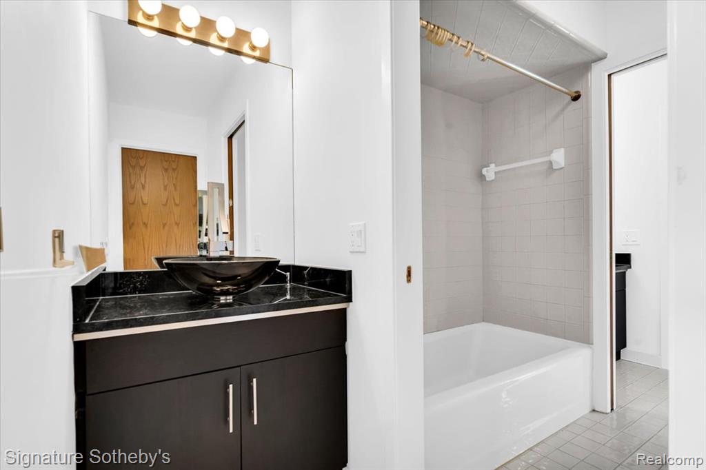 4156 Marlwood Drive, West Bloomfield, MI 48323 — Photo 16