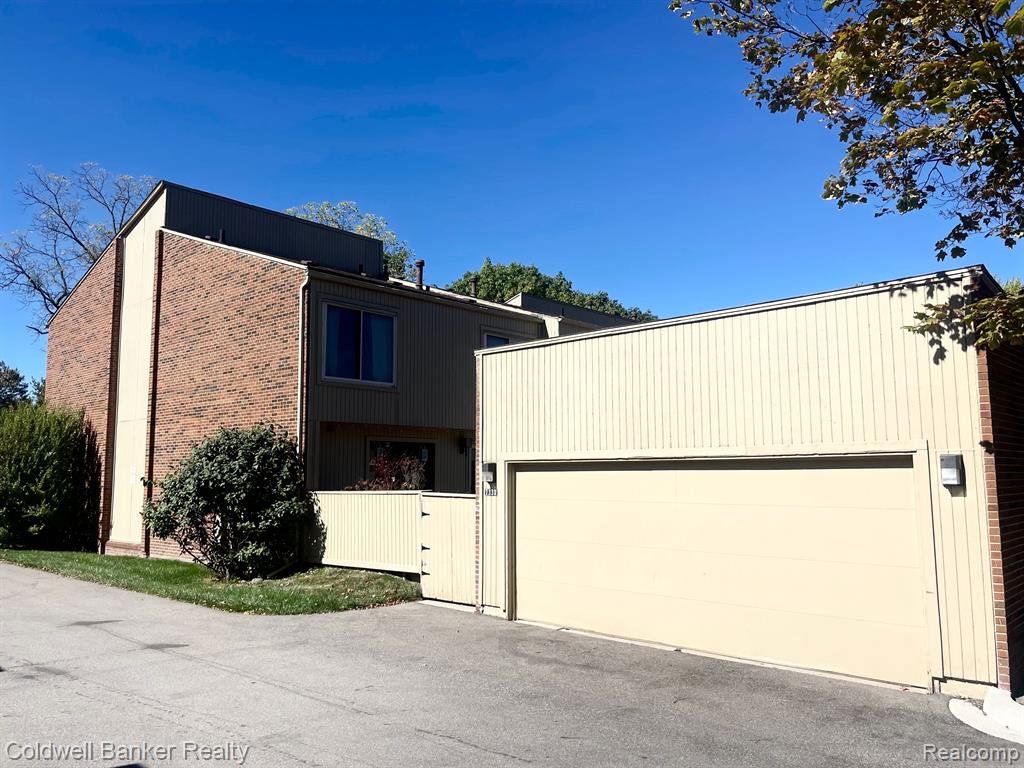 7330 BALSAM Court, West Bloomfield, MI — Photo 2