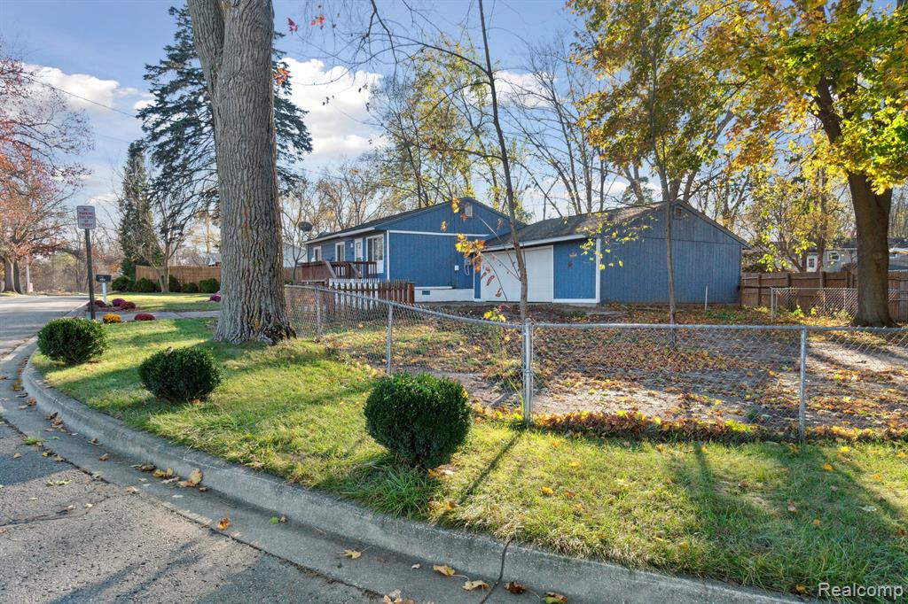 324 EAST Street, Holly, MI 48442 — Photo 8