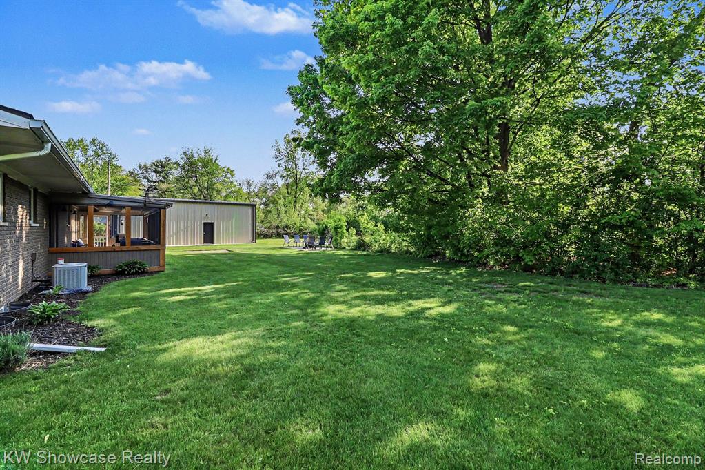 2572 Ridge Road, White Lake, MI 48383 — Photo 32
