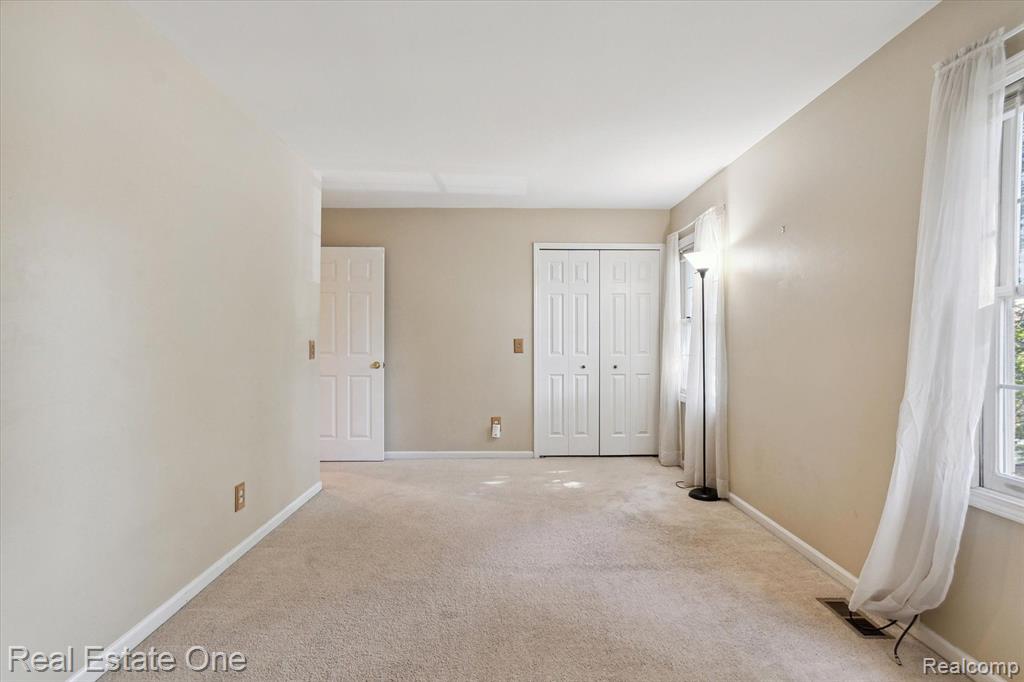 24762 Bashian Drive, Novi, MI — Photo 19