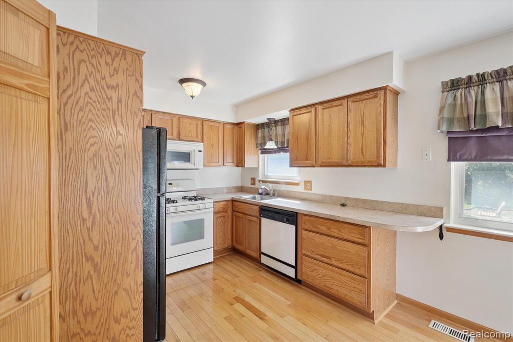 429 Cambridge Avenue, South Lyon, MI 48178 — Photo 10