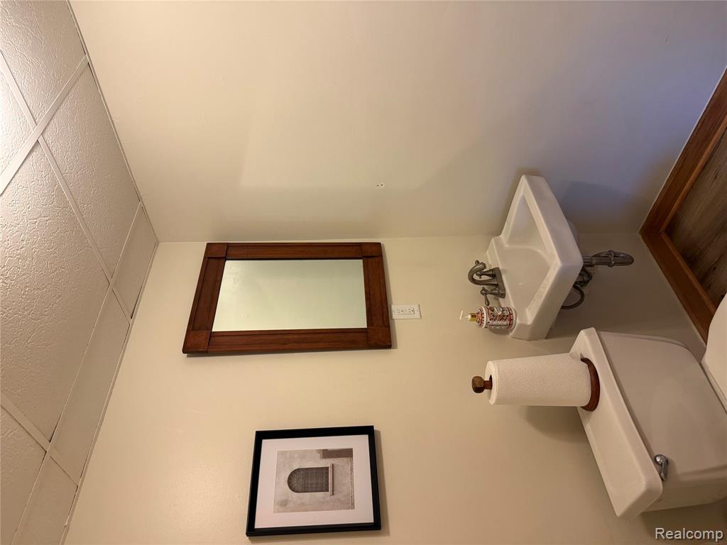 5619 HIGHLAND Road, Waterford, MI 48327 — Photo 17