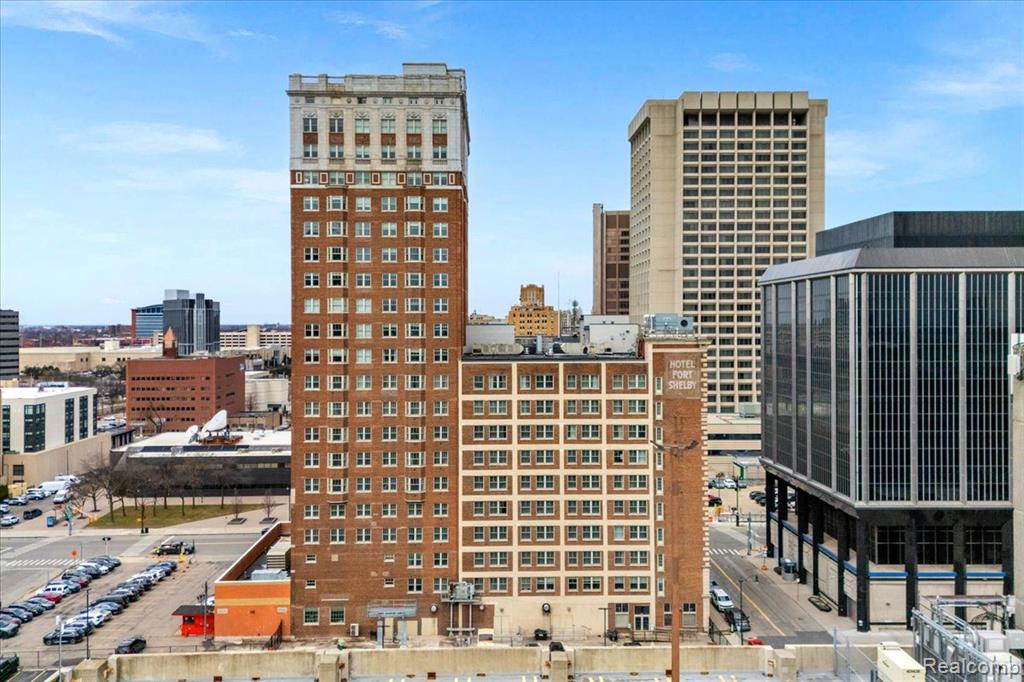525 W Lafayette Boulevard - Photo 2
