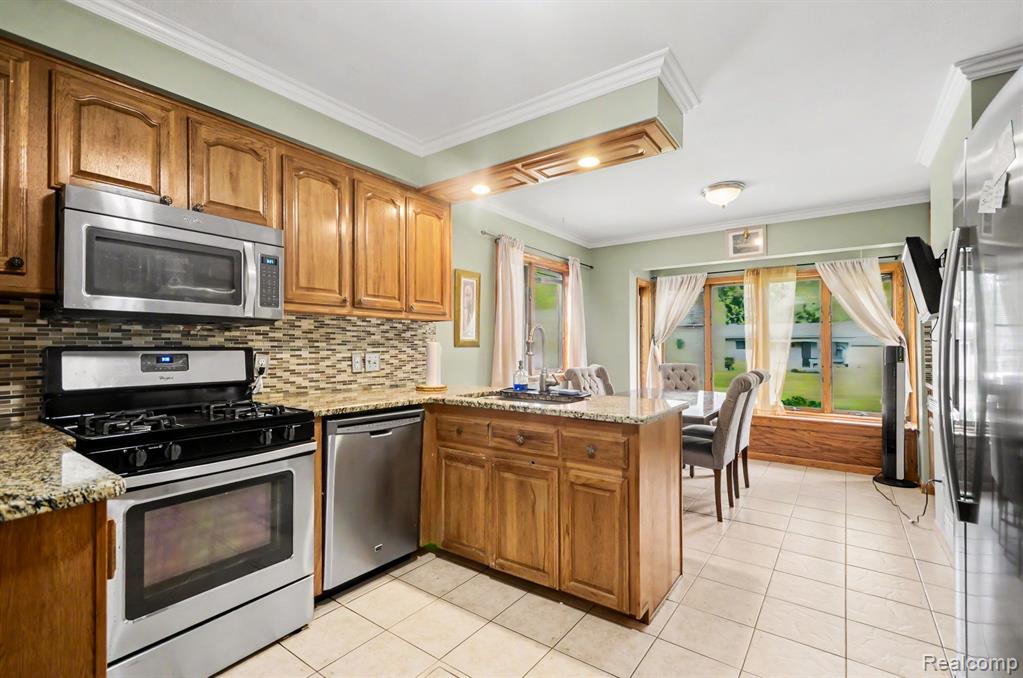52905 Heatherway Drive, Utica, MI 48316 — Photo 11