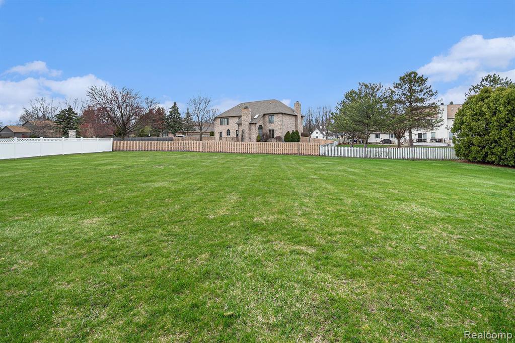 4600 WHITE TRILLIUM Drive S, Saginaw, MI 48603 — Photo 35