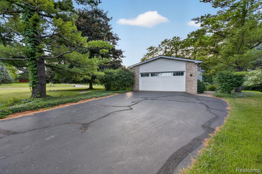 9144 Deer Park Court, Fenton, MI 48430 — Photo 8