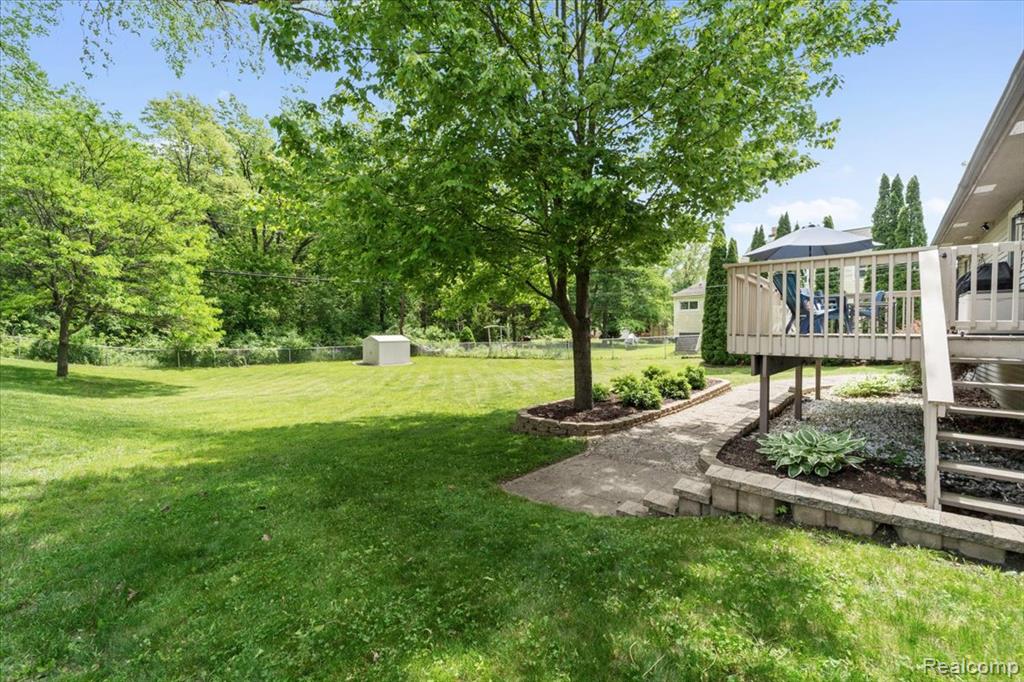 422 Robert Court, Auburn Hills, MI 48326 — Photo 17
