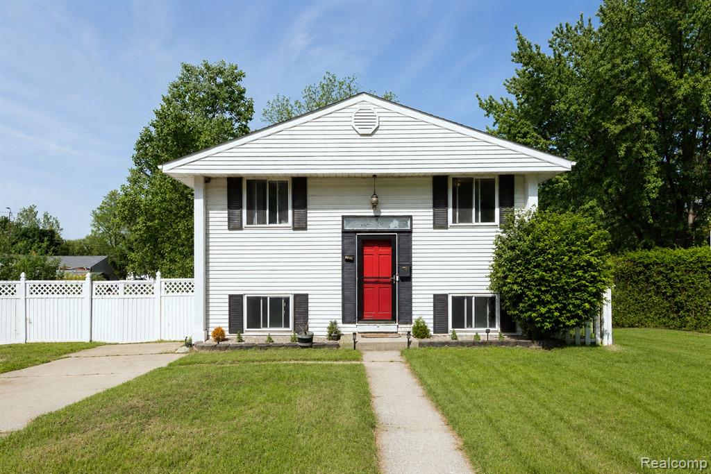 1107 Odessa Drive, Holly, MI 48442 — front exterior