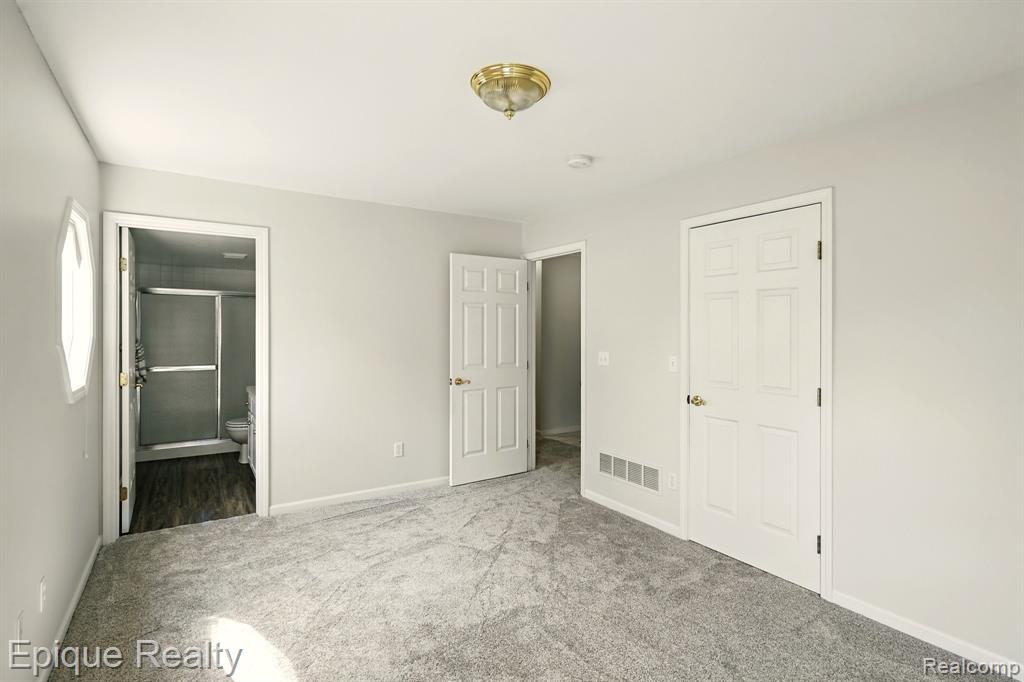 4977 OAK HILL Drive, Waterford, MI 48329 — Photo 16