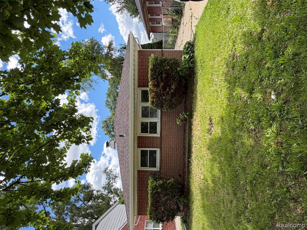 1244 E Dallas Avenue, Madison Heights, MI 48071