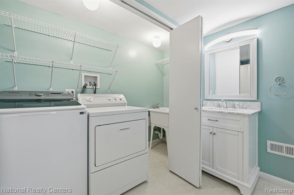 5595 Birdview Heights, Orchard Lake Village, MI 48324 — Photo 21