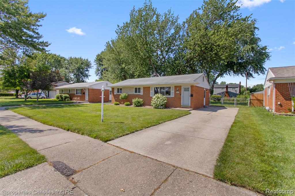 8439 Doncaster Drive, Sterling Heights, MI 48312 — Photo 4