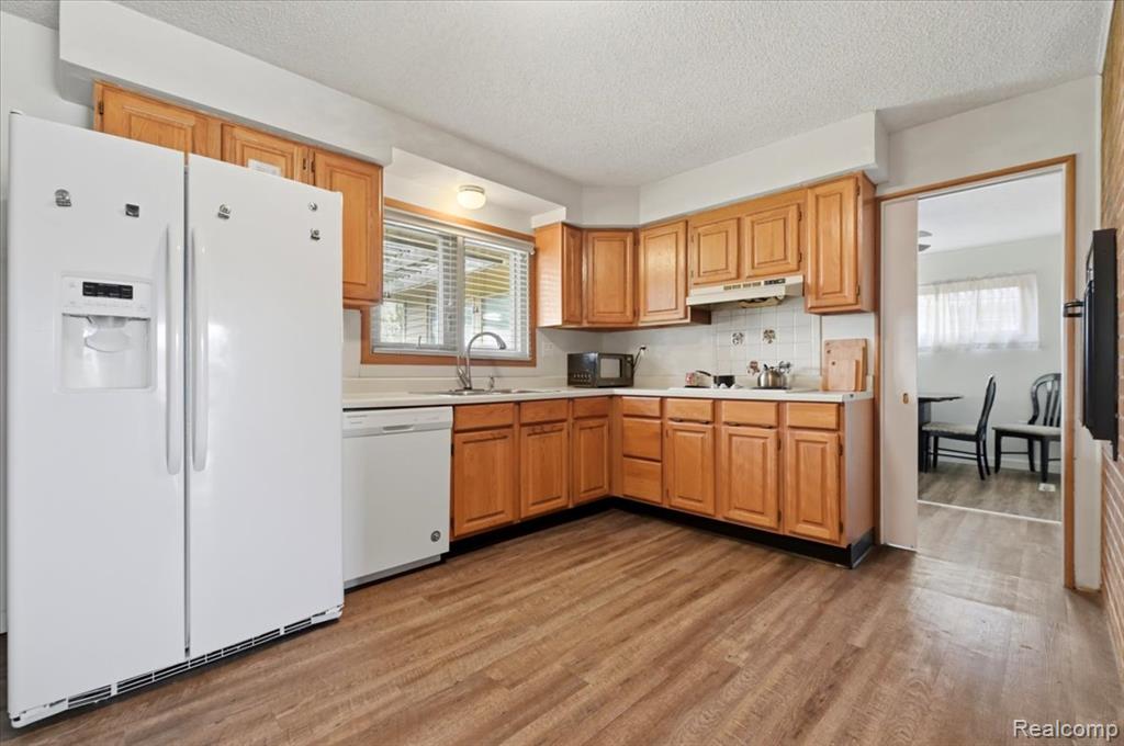 7439 Carrousel Boulevard, Westland, MI — Photo 9