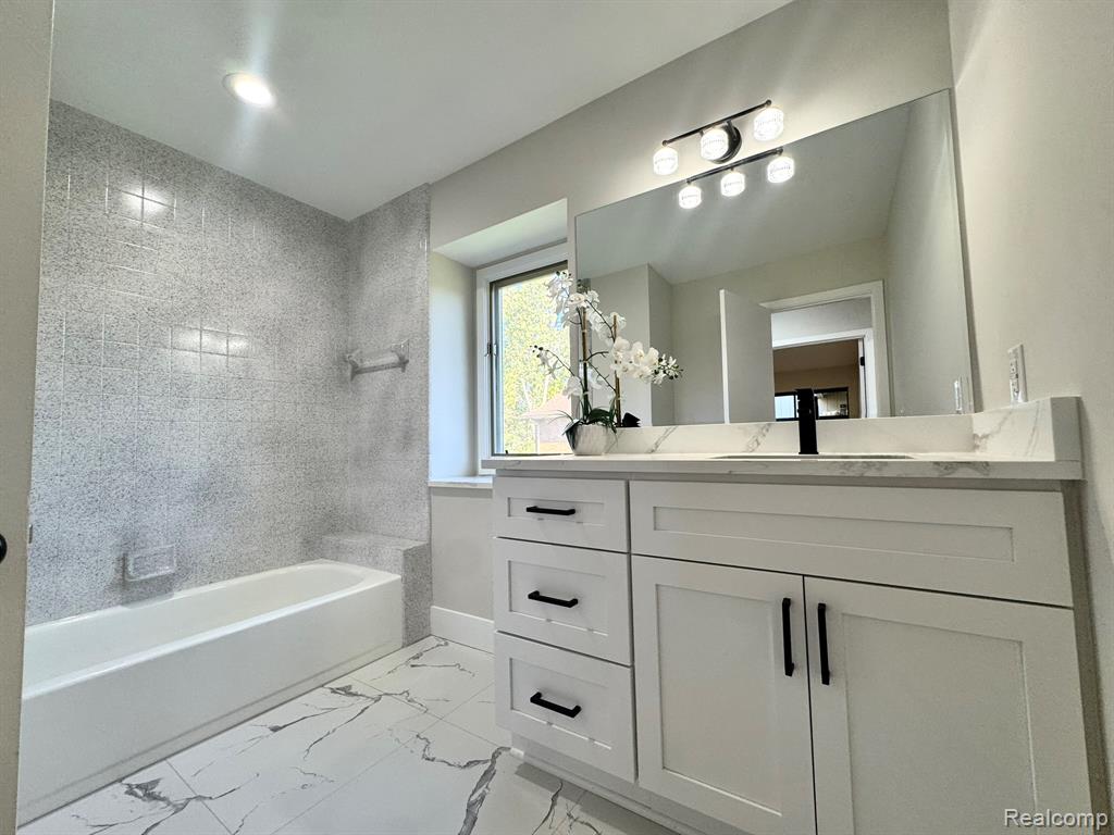 5616 Hillcrest Circle W, West Bloomfield, MI — Photo 24