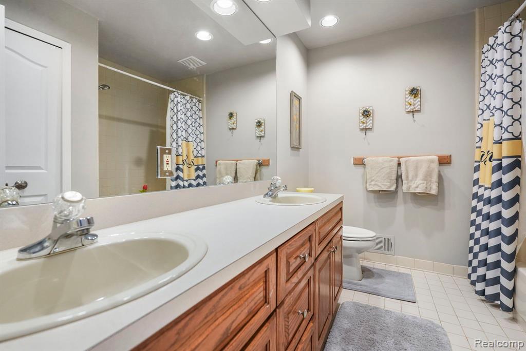 47352 DOVE Court, Shelby Twp, MI 48315 — Photo 41