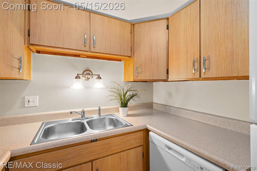 7362 Manor Circle, 203, Westland, MI — Photo 13