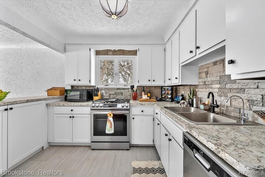 4785 Sylvanview Drive, Clarkston, MI 48348 — Photo 13