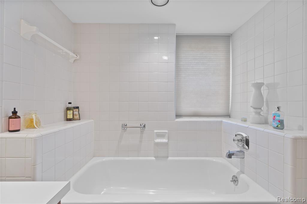 6579 Noble Road, West Bloomfield, MI — Photo 27