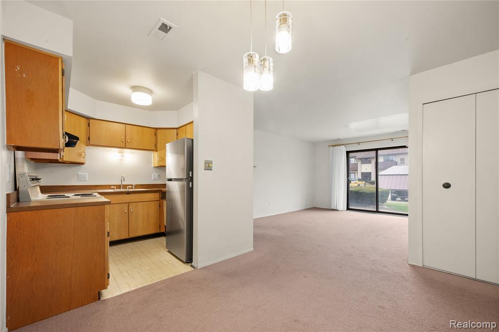 7538 Manor Circle, 102, Westland, MI — Photo 11