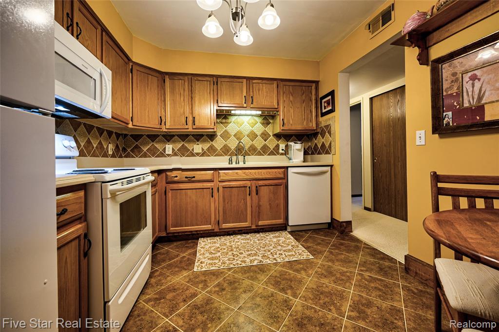 61051 Greenwood Drive, South Lyon, MI 48178 — Photo 17