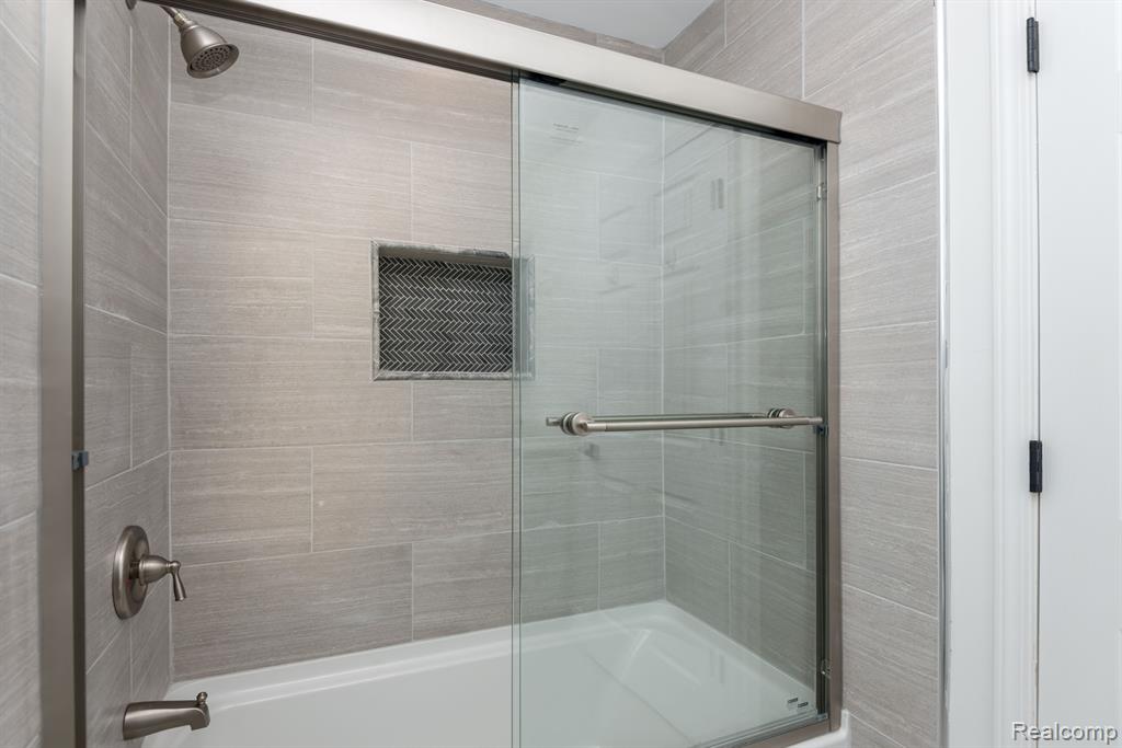 526 COVE VIEW Drive, Waterford, MI 48327 — Photo 31