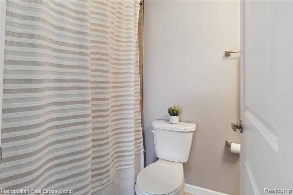 284 LAKE VILLAGE Drive, Walled Lake, MI 48390 — Photo 11