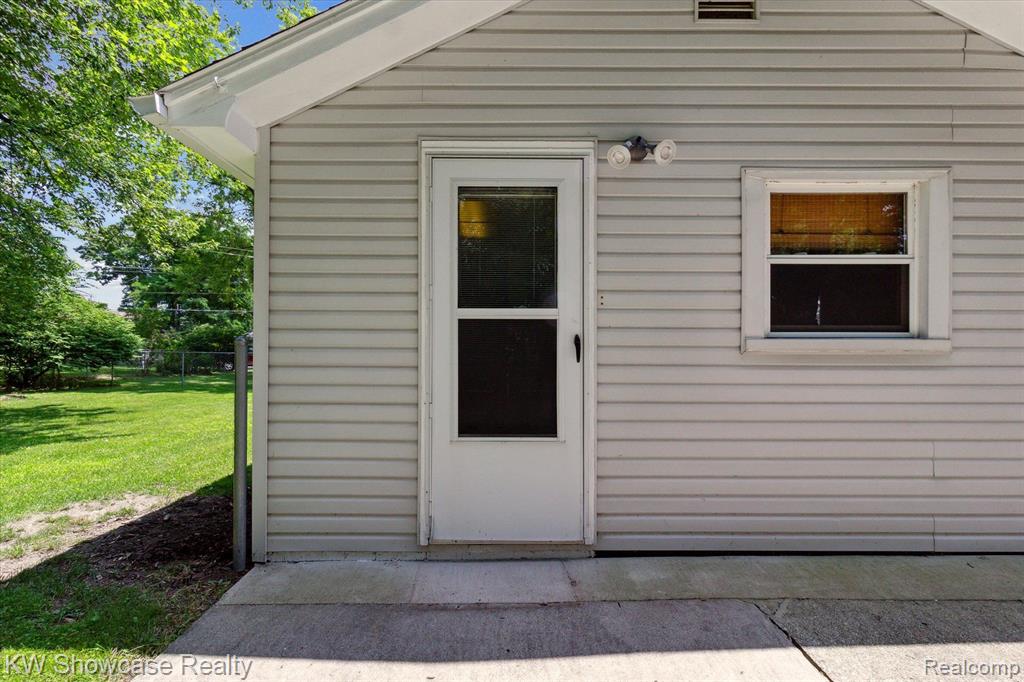 890 FARNSWORTH Road, White Lake, MI — Photo 33