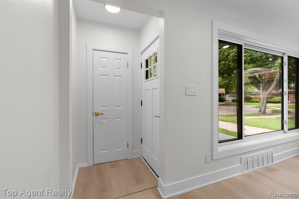 24300 Seneca Street, Oak Park, MI 48237 — Photo 7