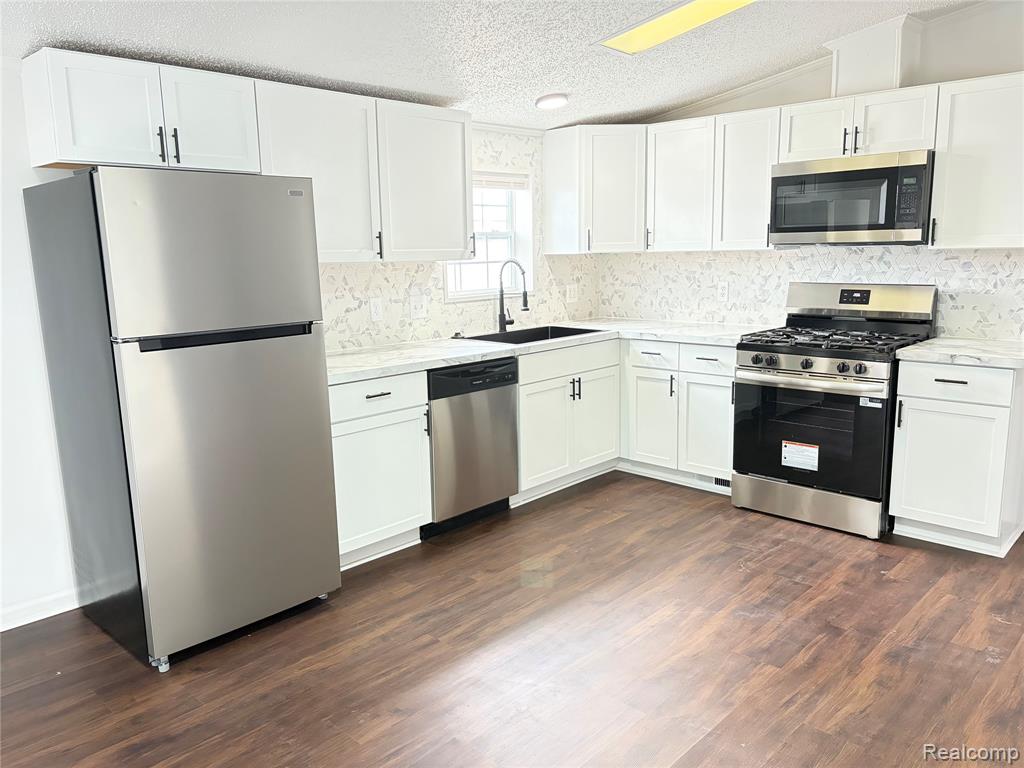 11312 N Lake Drive, Fenton, MI 48430 — Photo 2