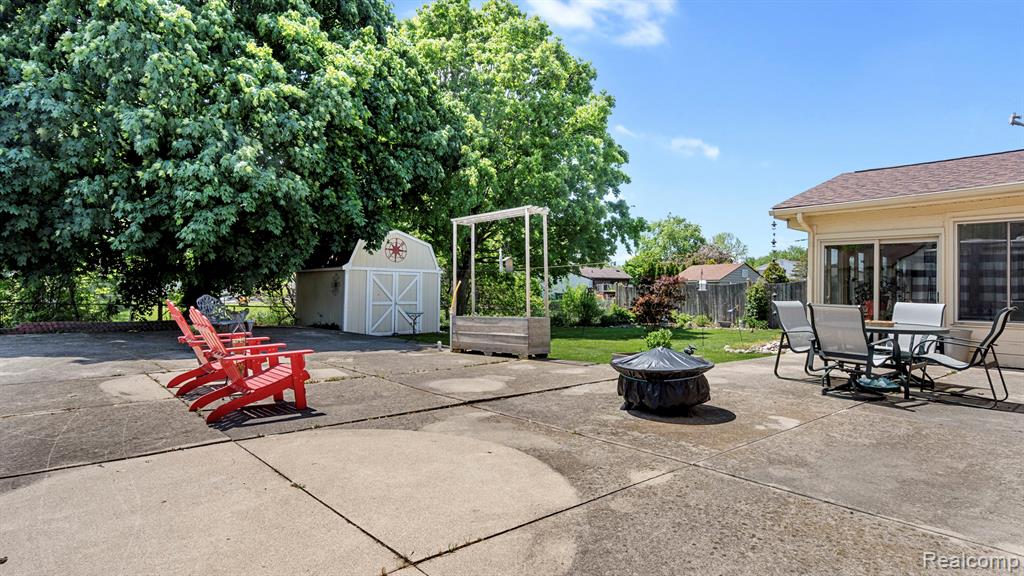 27654 Oakcrest Drive, Brownstown, MI 48183 — Photo 31