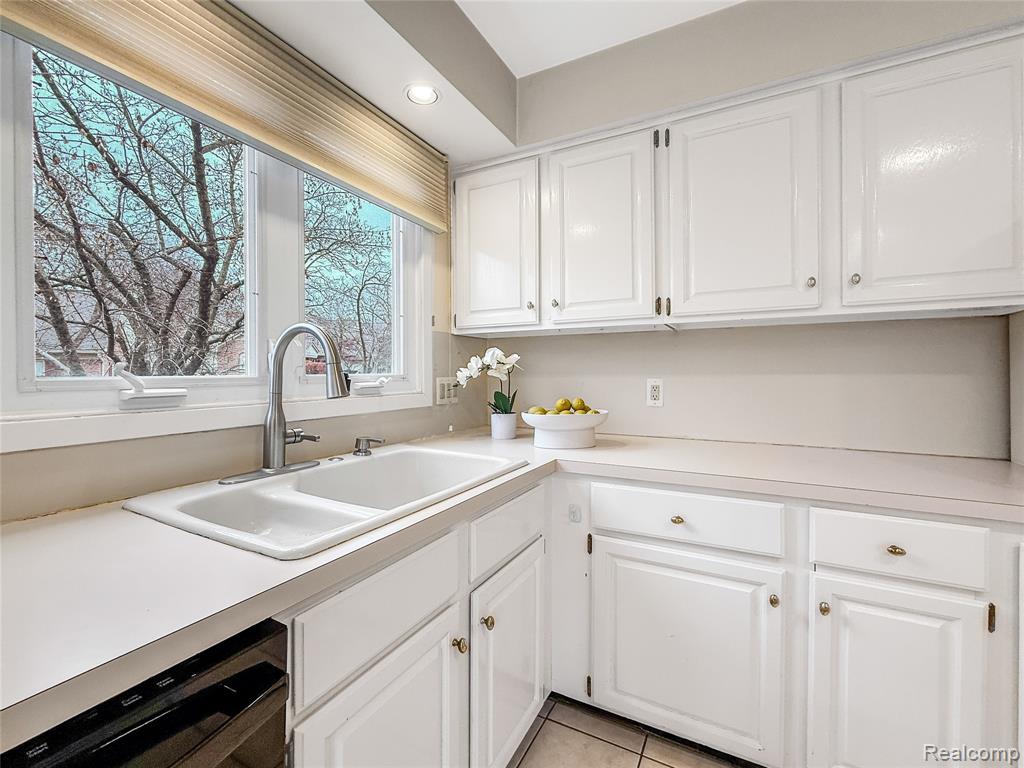 6953 Pebble Park Circle, 68, West Bloomfield, MI — Photo 12