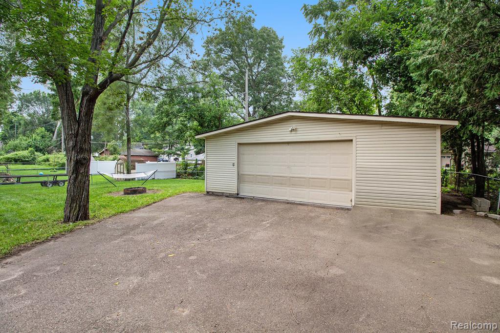 770 Brushwood Drive, Wolverine Lake, MI 48390 — Photo 16