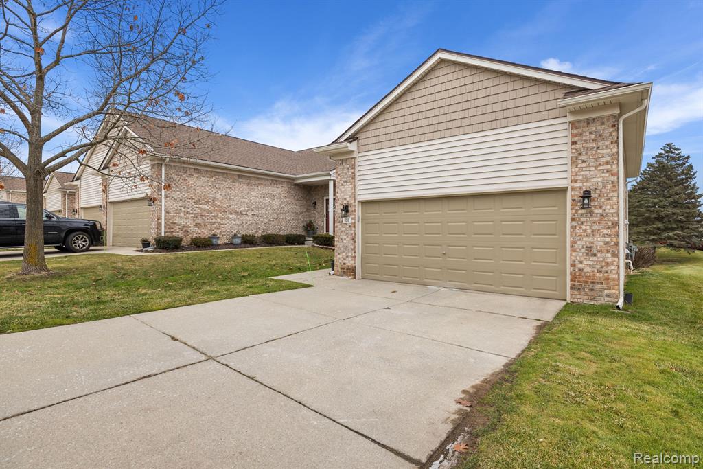 626 WOODSIDE Drive, 62, Milford, MI 48381 — Photo 2