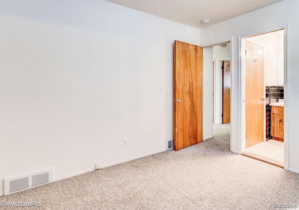8242 RICKIE Lane, Westland, MI — Photo 22